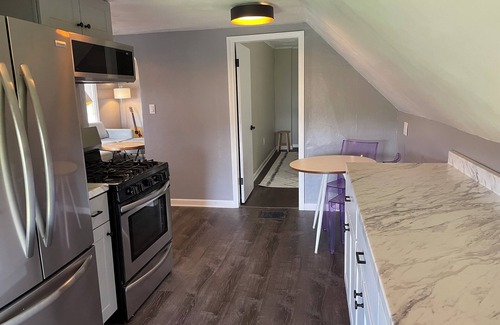 Gaffer District Apartment | Charming 2-bedroom apartment with WiFi, AC in enchanting Corning
