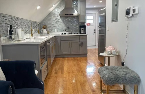 St. Marks Apartment | Charming 2-bedroom apartment with AC, WiFi in marvelous Boston, close downtown
