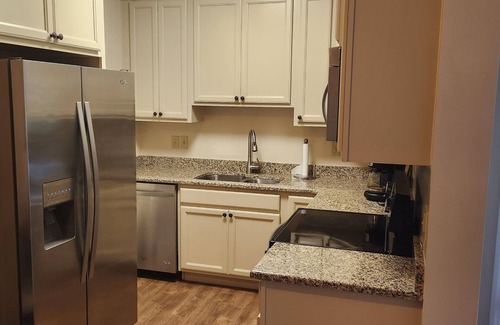 Dallas Apartment | Charming 2-bedroom apartment with Fitness Room, Pool, Tennis, and AC in Dallas