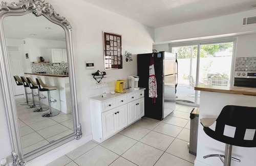 Boca Raton House | Charming 2-bedroom bungalow 1.5 mi to beach, Huge Parking Lot, AC, Heater, WiFi