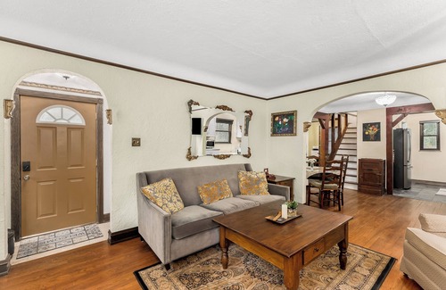 Hazel Park House | Charming 2-bedroom bungalow with WiFi, AC in Hazel Park