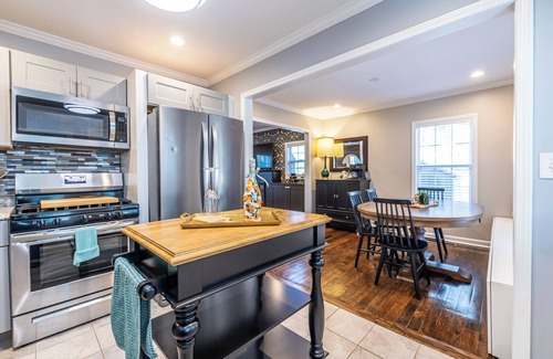 East Atlanta House | Charming 2-bedroom bungalow in lovely Atlanta, Backyard Fire Pit, Pet Friendly