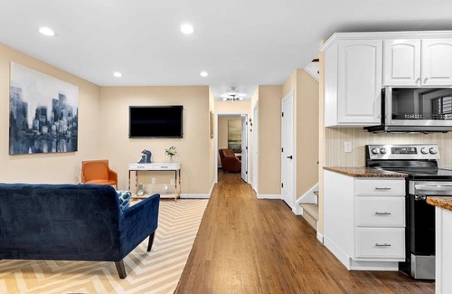 West Hills Cottage | Charming 2-bedroom cottage with WiFi, AC and Parking spot Huntington