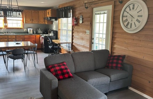 Pinetown Cabin | Charming 2-bedroom cabin with AC, WiFi in serene Jamesville