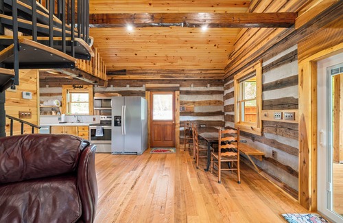 Craig Creek Cabin | Charming 2-bedroom cabin on Craigs Creek with WiFi just outside New Castle