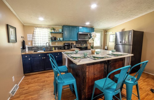 Smithville Cottage | Charming 2-bedroom cottage with WiFi, AC in welcoming Smithville
