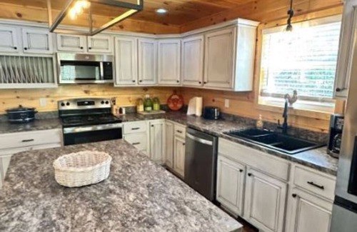 Tazewell Cabin | Charming 2-bedroom cabin located on the Clinch River in Tazewell, TN