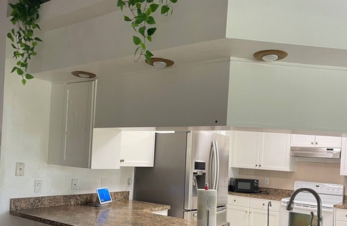Bearss Plaza Ski Chalet | Charming 2-bedroom chalet with WiFi, AC in lovely Tampa