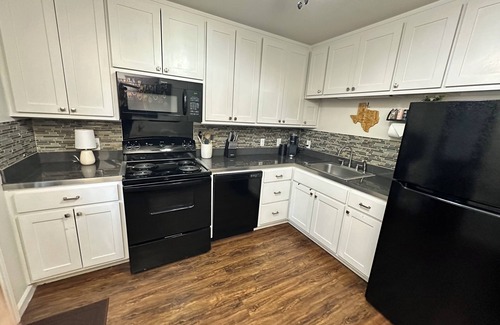 Lockhart Cottage | Charming 2-bedroom cottage in Lockhart with WiFi and AC