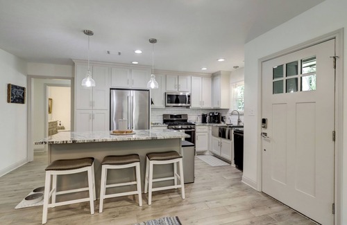Kingwood Cottage | Charming 2-bedroom cottage with Water View in Humble - Pet Friendly!