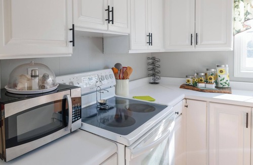 Lemon Springs Other | Charming 2-bedroom farmhouse in peaceful Cameron horse farm with WiFi.