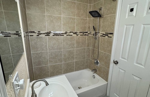 Portsmouth House | Charming 2-bedroom house in fabulous Portsmouth with WiFi, AC