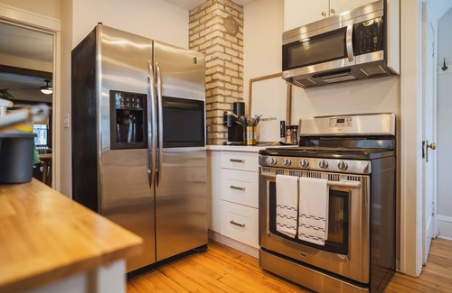 Union Park House | Charming 2-bedroom house with WiFi, Centrally Located in Saint Paul