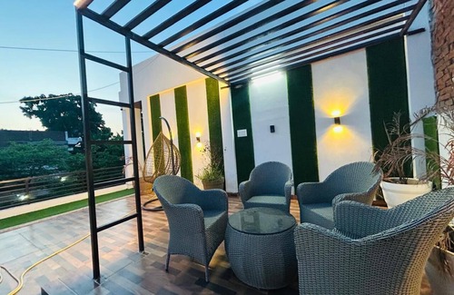 Allahabad House | Charming 2-bedroom house in welcoming Prayagraj with AC, WiFi nOn main road.