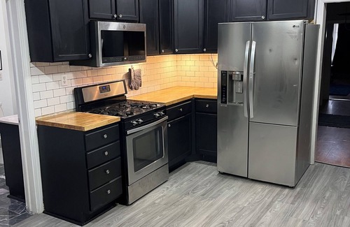 South Broadway House | Charming 2-bedroom house with WiFi, AC near downtown Cleveland, Pets Stay Free