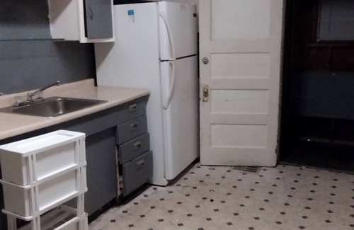 South Broadway House | Charming 2-bedroom house with AC, WiFi in awesome Cleveland