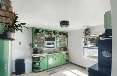 Green Bay House | Charming 2-bedroom house with WiFi, with fenced in yard for pets!