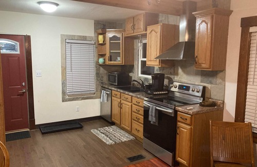 La Crosse House | Charming 2-bedroom house with WiFi, AC in delightful La Crosse