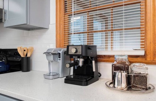 Montville House | Charming 2-bedroom house in marvelous Montville with WiFi, AC