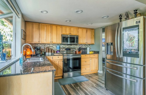 Inglewood-Finn Hill House | Charming 2-bedroom house with WiFi, AC in delightful Kirkland. Hot Tub
