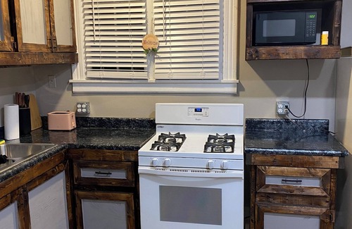 Altoona House | Charming 2-bedroom house in delightful Altoona with WiFi