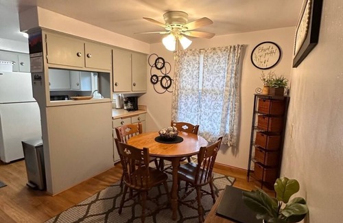 Hobart House | Charming 2-bedroom house in peaceful De Pere with WiFi. Outdoor fire pit.