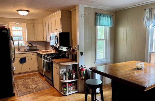 Peabody House | Charming 2-bedroom house with WiFi, AC in lovely Peabody