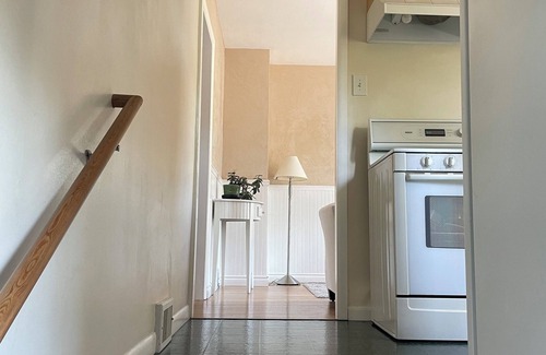 Alki House | Charming 2-bedroom house with AC, WiFi in amazing Seattle