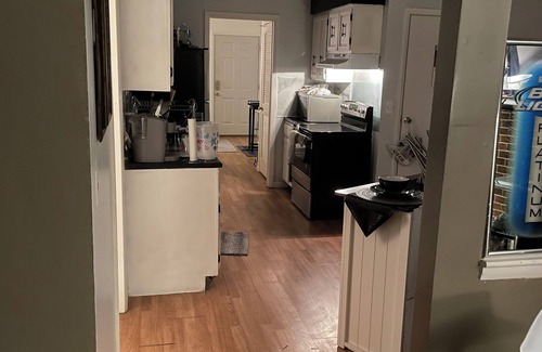 Dayton House | Charming 2-bedroom house with WiFi and AC in Dayton