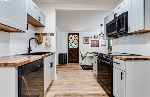 West Eugene House | Charming 2 bedroom house, 1 mile from U of O and 7 minute walk to DT Eugene.