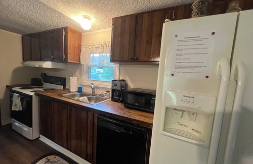 Old Town House | Charming 2-bedroom house with WiFi, AC in fabulous Galax