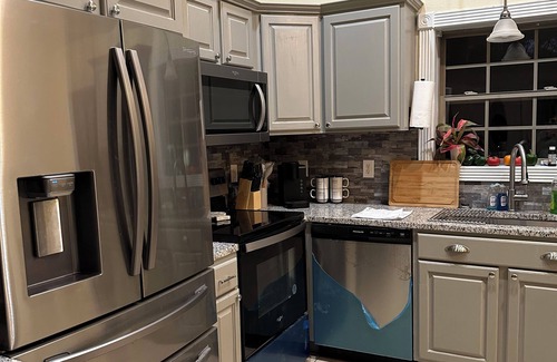 London House | Charming 2-bedroom house in amazing London, KY with AC, WiFi