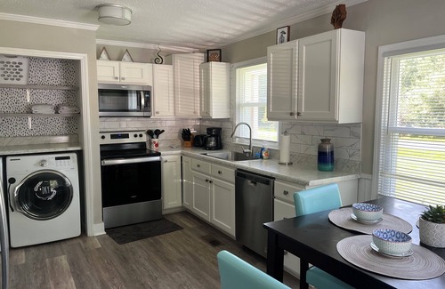Glen Raven House | Charming 2-bedroom house with AC, WiFi in welcoming Elon