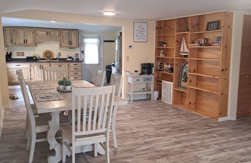Gladwin House | Charming 2-bedroom lakefront house