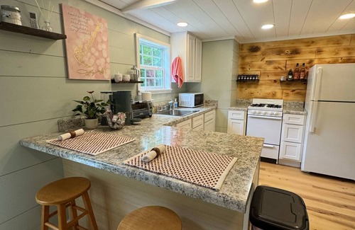 Scobey House | Charming 2-bedroom pet friendly mobile home in brilliant Courtland with WiFi, AC