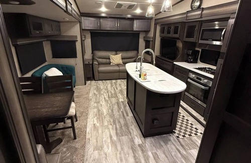Hudson House | Charming 2-bedroom RV with AC and WiFi with outdoor living area