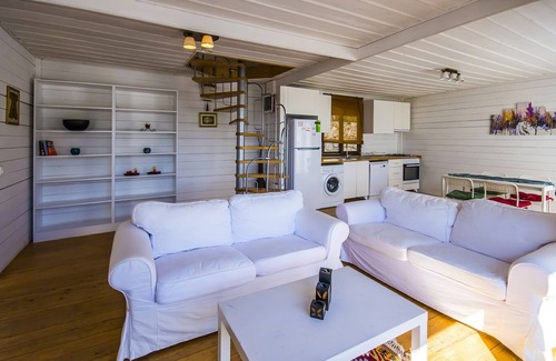 Islamlar House | Charming 2 Bedroom Timber Villa with Totally Private Pool, near village centre