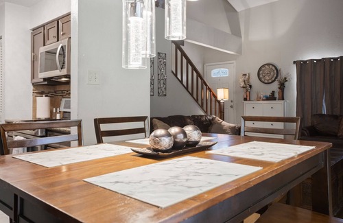 Woodlake - Briar Meadow House | Charming 2-bedroom townhome with WiFi and AC in brilliant Houston