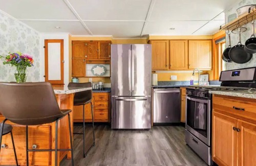Woburn House | Charming 2 bedroom Townhome w/private office suite