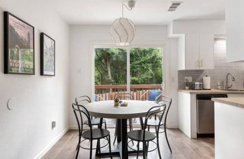 South Manchaca House | Charming 2 bedroom unit with large yard