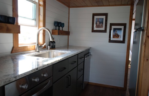 Milford Cottage | Charming 2-bedroom Tiny House with WiFi, AC in relaxing Brooksville