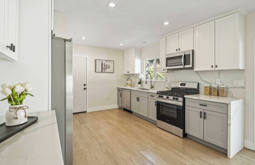 Reseda House | Charming 2-bedroom house with WiFi, AC in brilliant Los Angeles