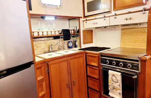 Madisonville Boat Rental | Charming 2-bedroom boat with WiFi, AC in delightful Madisonville