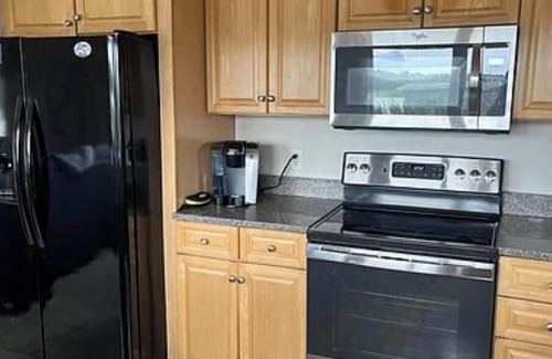 Mattapoisett House | Charming 2-bedroom house in Mattapoisett 2 minute walk to the beach, WiFi, AC