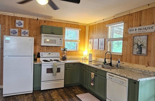 Monroe City Cabin | Charming 2-bedroom cabin near Jellystone Park, Spaulding boat ramp and more!