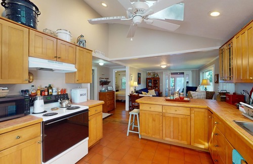 Saunderstown House | "Charming 2-Bedroom Home in Narragansett with Private Beach Access and WiFi"