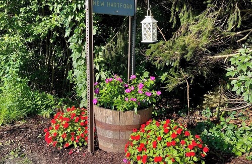 West Hill Lake Cottage | Charming 2-bedroom cottage with AC and WiFi in welcoming New Hartford