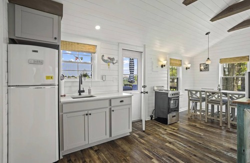 Saybrook Manor House | Charming 2-bedroom cottage short walk to beach located at Chalker Beach,