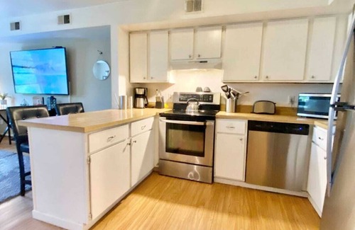 Ridley Park House | Charming 2-bedroom townhome with AC, Ridley Park near Boeing, Train, Philly