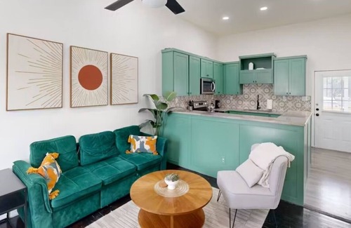 Mahncke Park House | Charming 2-bedroom house near Botanical Gardens with Wi-Fi and Private Yard